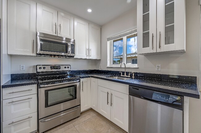 Building Photo - 930 SW 24th Ct