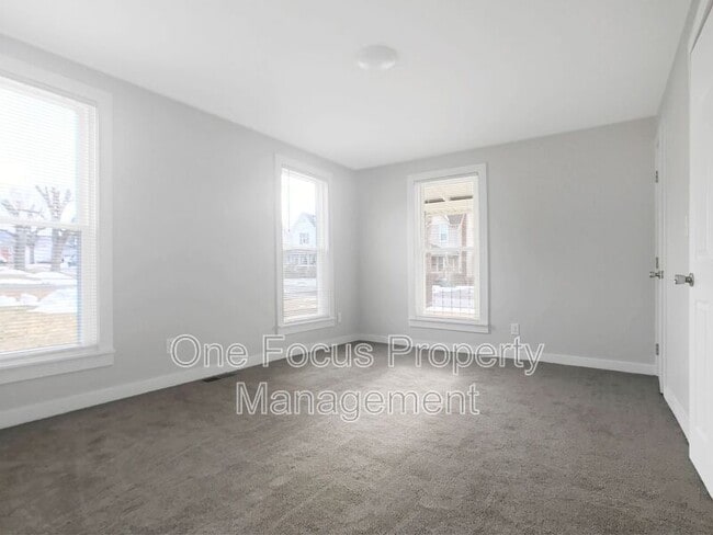 Building Photo - 327 Elm St