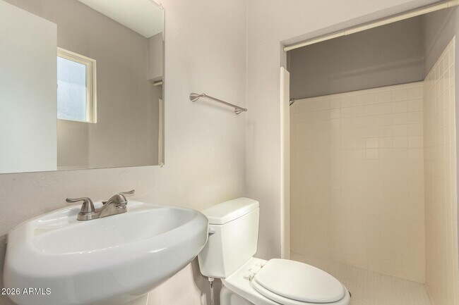 Building Photo - 105 E Manhatton Dr