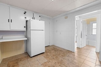 Building Photo - 401 Valley Dr