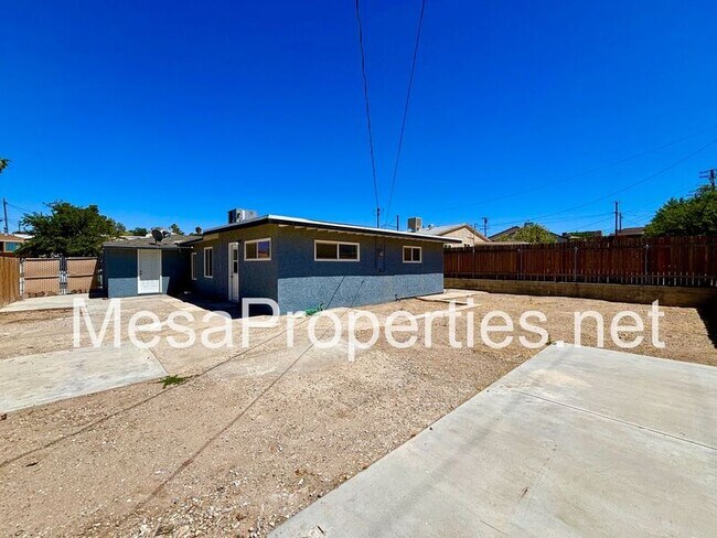 Building Photo - 820 Caliente Dr