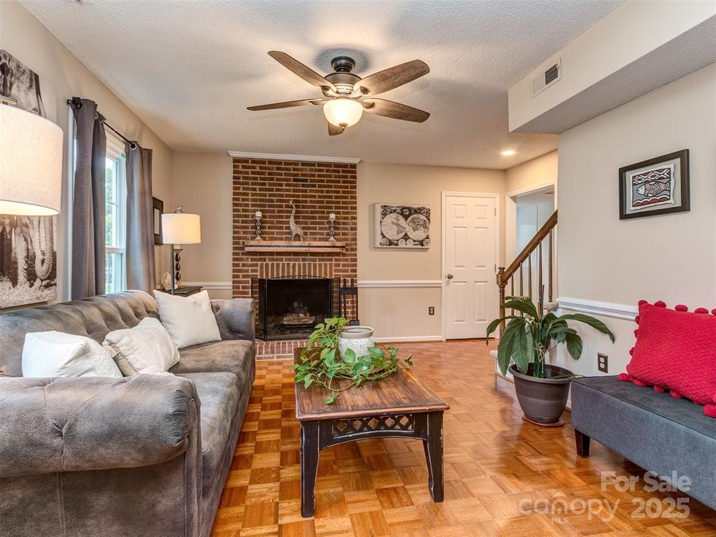 Building Photo - 8715 Parkchester Dr