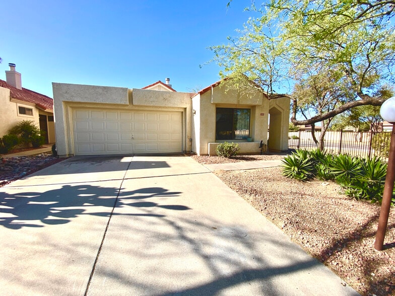 Stand alone home - 200 E Belcourte Pl