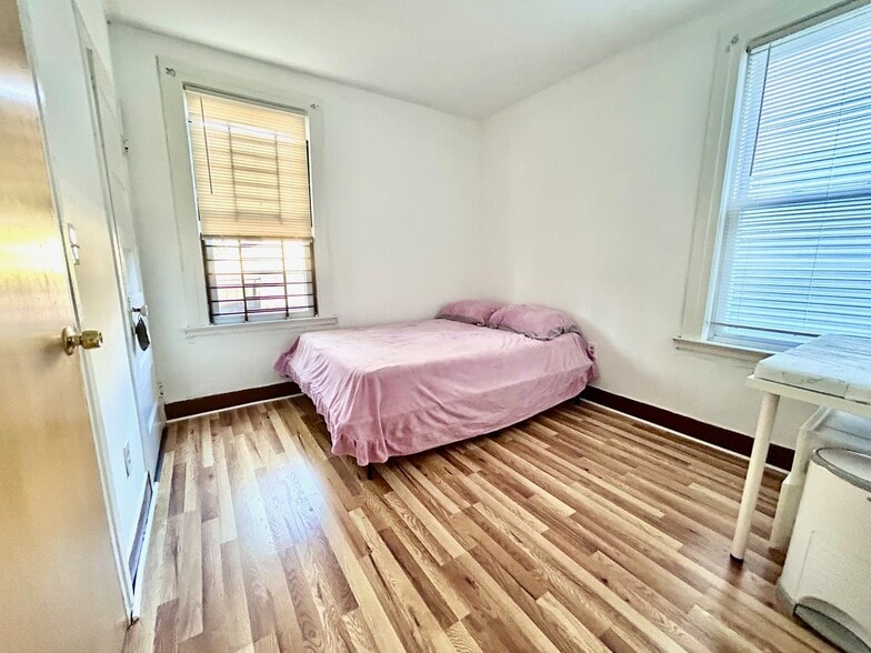 Building Photo - 516 Norwood St