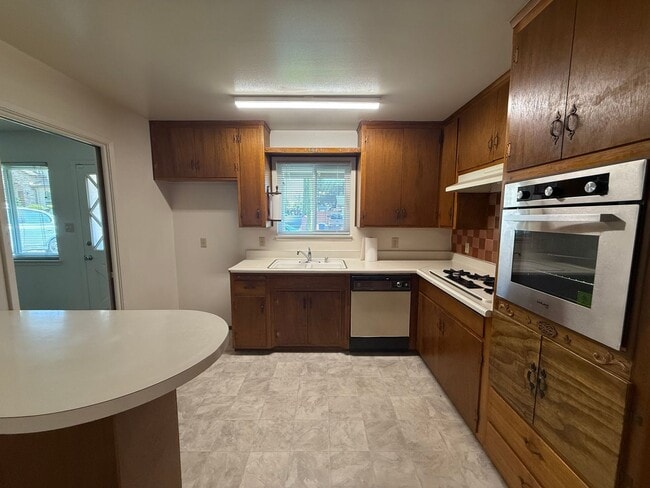 Building Photo - 3 bed 2 bath available in Sacramento!