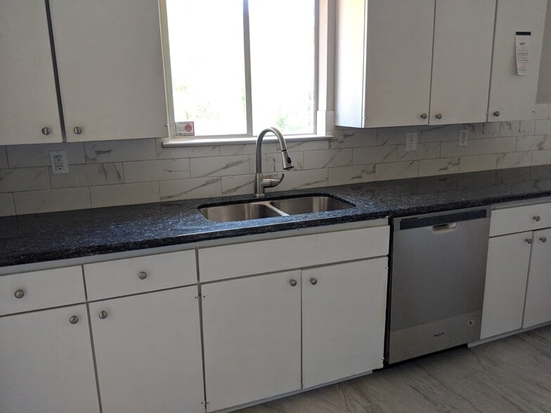 Kitchen, note the new countertops - 5478 Birdwood Rd