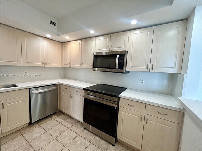 Building Photo - 5600 Collins Ave