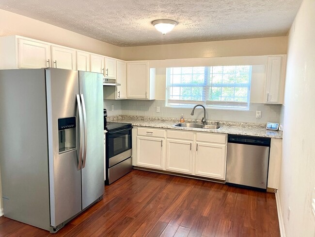 Building Photo - Welcome to this charming 3-bedroom, 3-bath...