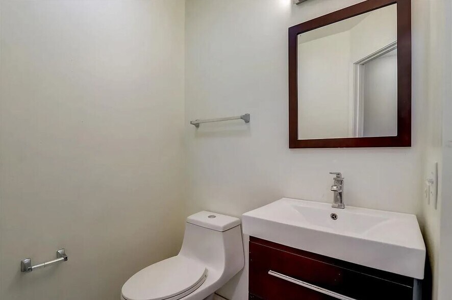 Bathroom 1 - 3333 Bromley Ln