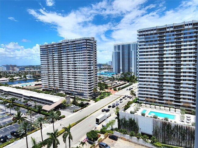 Building Photo - 2030 S Ocean Dr