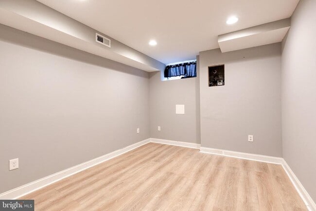 Building Photo - 626 S Curley St