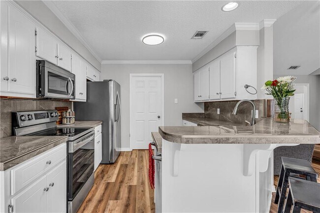 Building Photo - 8171 Woodland Hills Dr