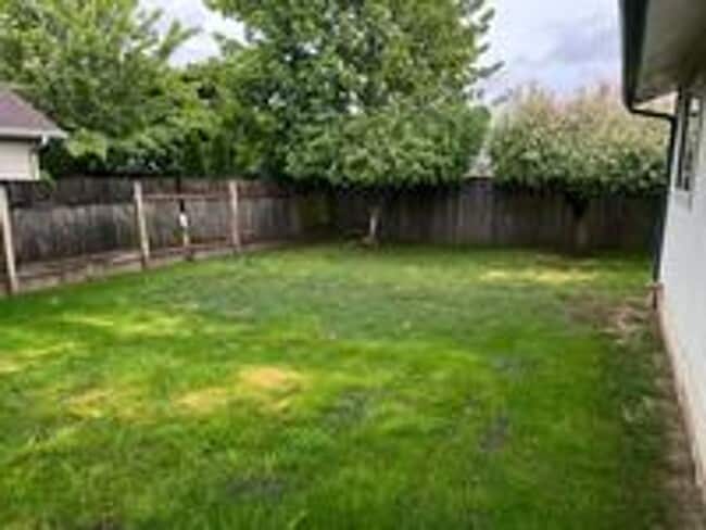 Building Photo - Charming Pet Friendly 2 Bedroom Duplex With Fenced Yard In Quiet Neighborhood!
