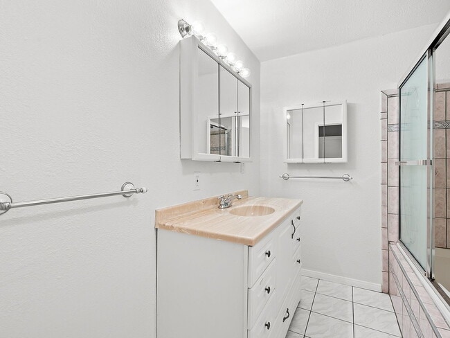 Building Photo - "Spacious 4-Bed, 3-Bath Oasis in Prime Los Angeles Location - 2080 Sq Ft of Comfort!"