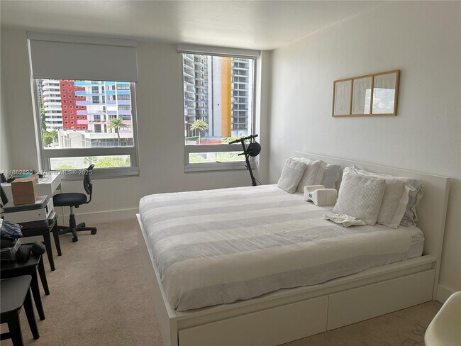 Building Photo - 1541 Brickell Ave
