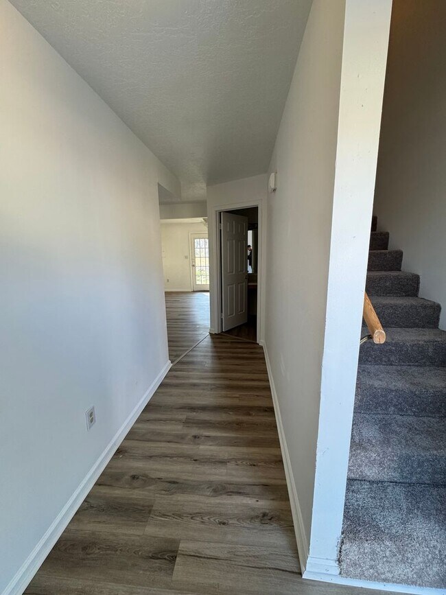 Building Photo - Desirable Townhouse in Martin! *New Flooring & Paint*