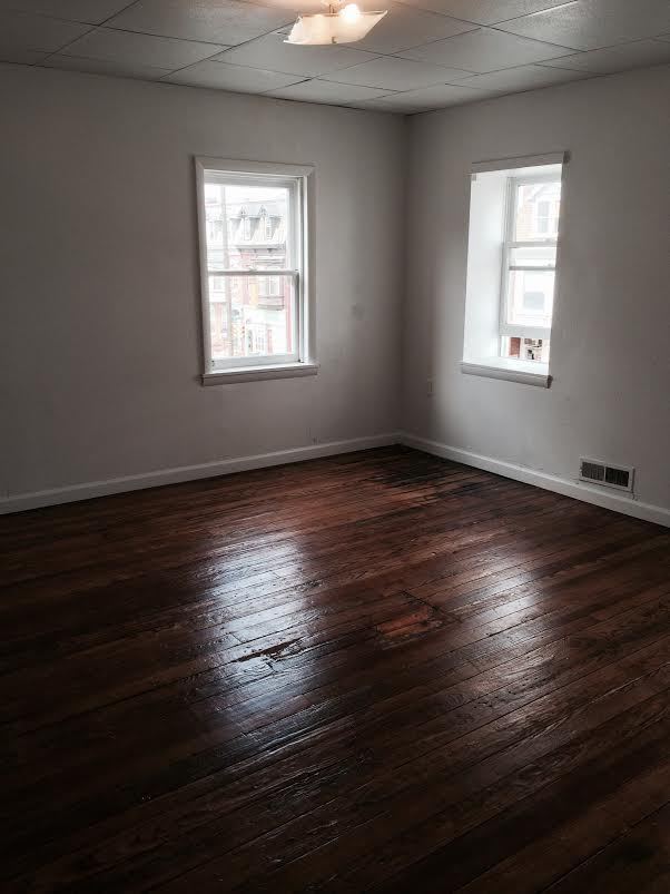 Building Photo - 2nd Floor 3 Bedroom Apartment-East End of York City!