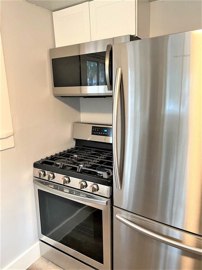 Building Photo - Newly Renovated Studio in Unbeatable Locat...