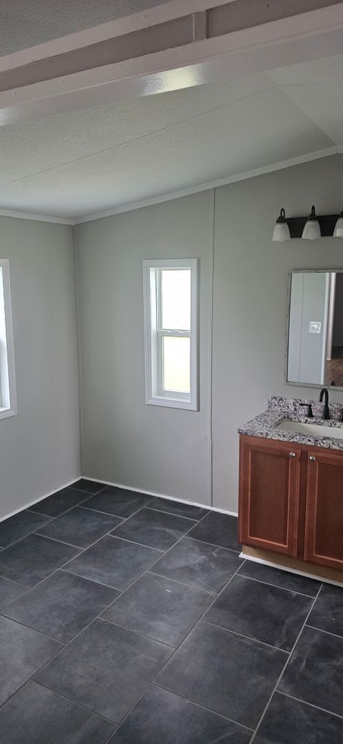 Building Photo - 3 Bed, 2 Bath Single Family