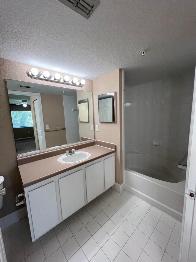 Building Photo - 181 SW Palm Dr