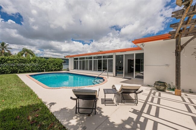 Building Photo - 810 S Rainbow Dr