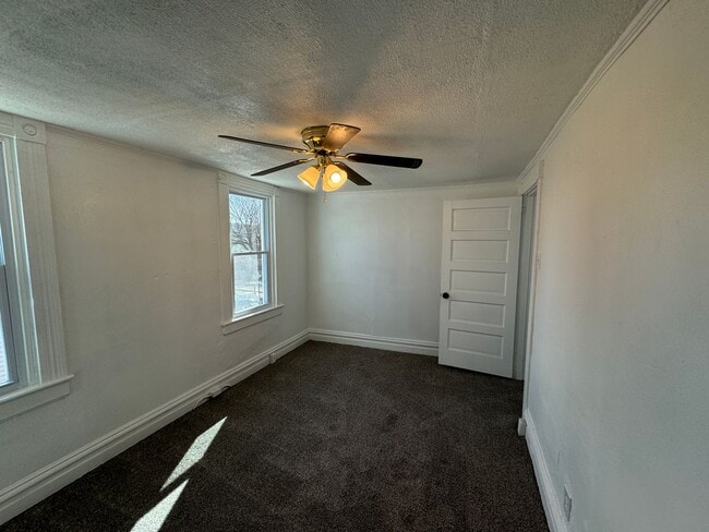 Building Photo - 4 BEDROOM HOME AVAILABLE NOW!!