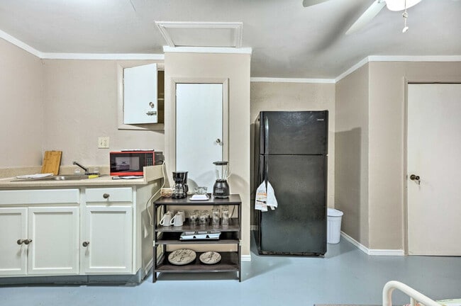 Building Photo - 7736 Sue Ellen Dr