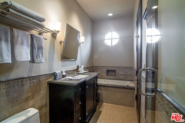 Building Photo - 1221 Minorca Dr
