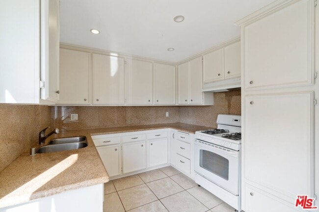 Building Photo - 328 S Elm Dr