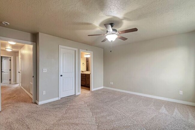 Building Photo - Beautiful Orem Townhome