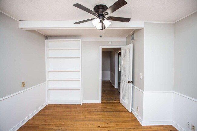 Building Photo - "Spacious 5-Bed Oasis with Granite Elegance & Hardwood Charm in Lubbock!"