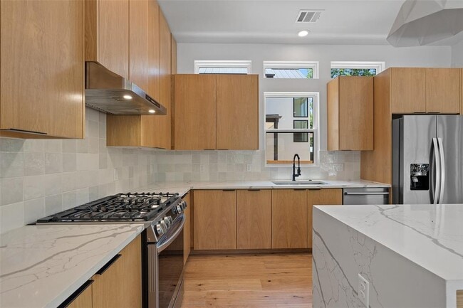 Building Photo - 909 Payne Ave