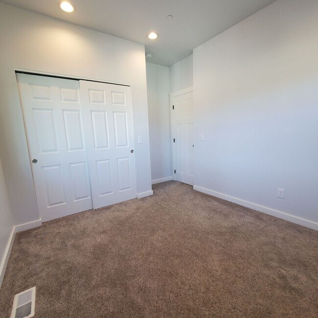 Building Photo - Dog friendly Lakeview 3 Bed: 2Bath w/2 Car...