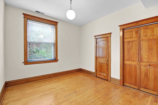 Building Photo - 3600 N Hermitage Ave