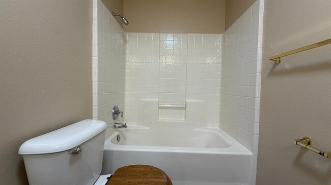 Building Photo - 2274 E Skyview Ave