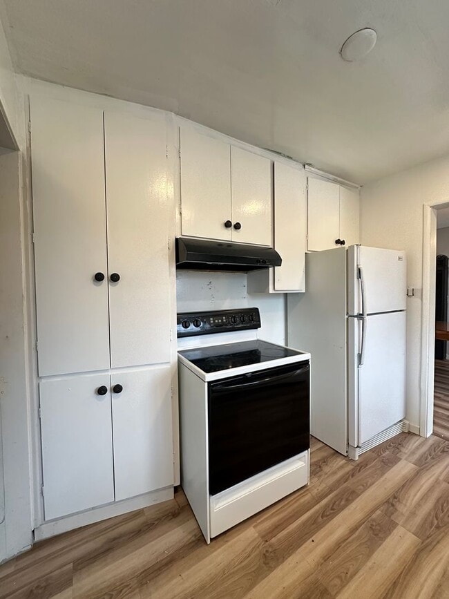 Building Photo - Corner Lot!