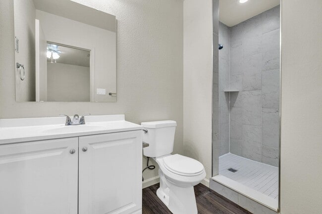 Building Photo - 6 Bedroom! 4 1/2 BATHS!  ASU! Diving Pool! Less than 1 mile to campus