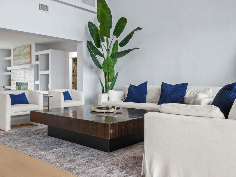 Building Photo - 4211 Lakeview Dr