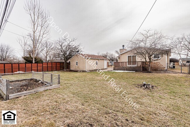 Building Photo - Charming 3 Bedroom Home with Fantastic Outdoor Space - Animals Welcome!