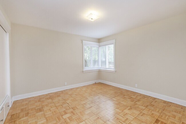 Building Photo - 3 Bed / 2 Bath Woodside home on large lot ...