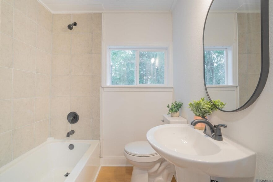 Building Photo - 30114 Oak St