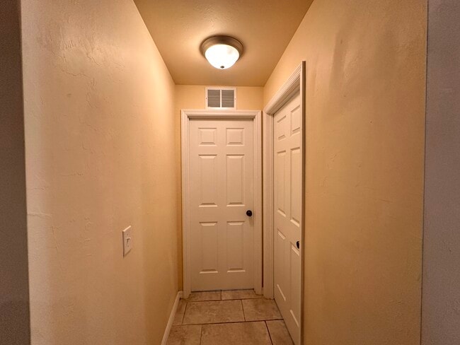 Building Photo - 531 SE 5th Pl