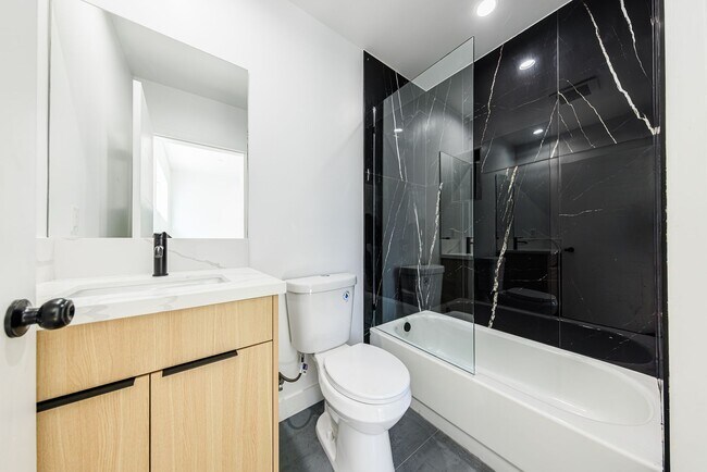 Building Photo - 2847 S Victoria Ave