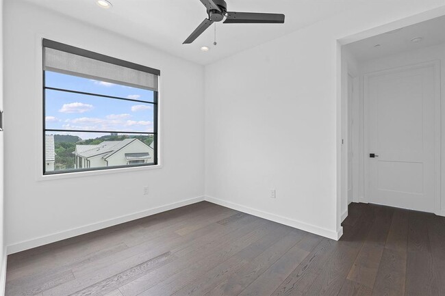 Building Photo - 701 Ariana Ct