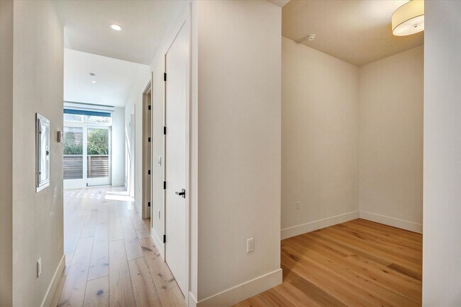 Building Photo - 369 18th Ave