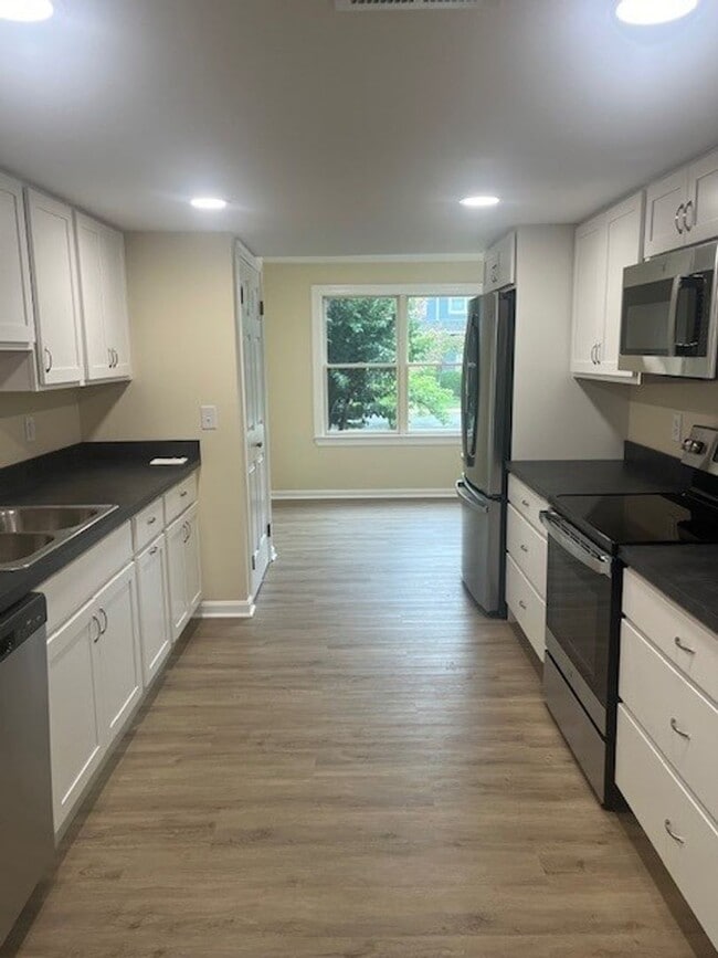 Building Photo - Gorgeous home with boat slip and water views