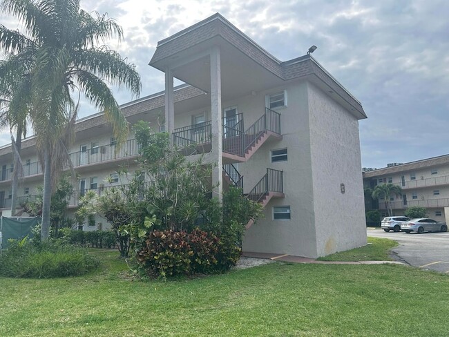Building Photo - 715 Lori Dr
