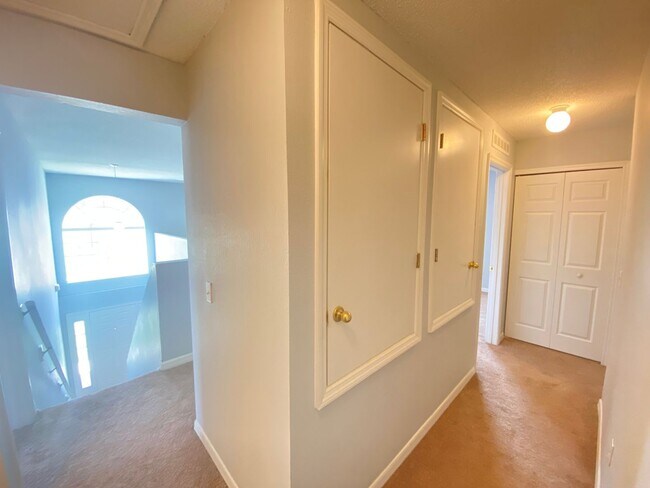Building Photo - Beautiful 4B/3.5B/2 Car Garage 2-Story Home!