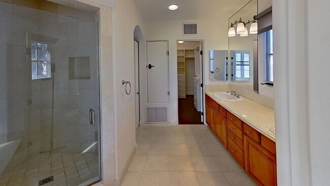 Building Photo - Spacious 2-bedroom/2.5-bathroom Townhouse- In the heart of the Funk Zone