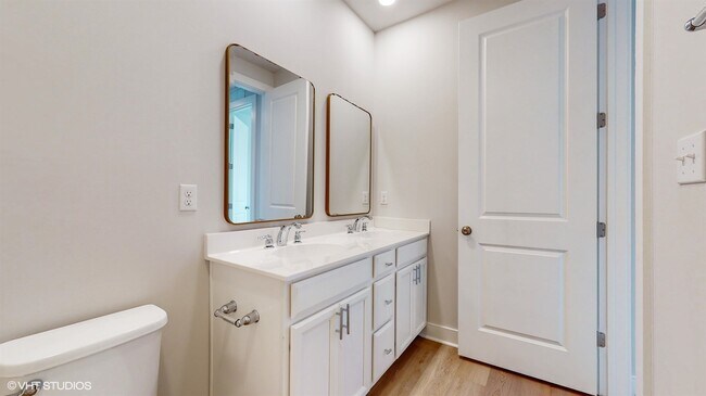 Building Photo - 314 E Lake St